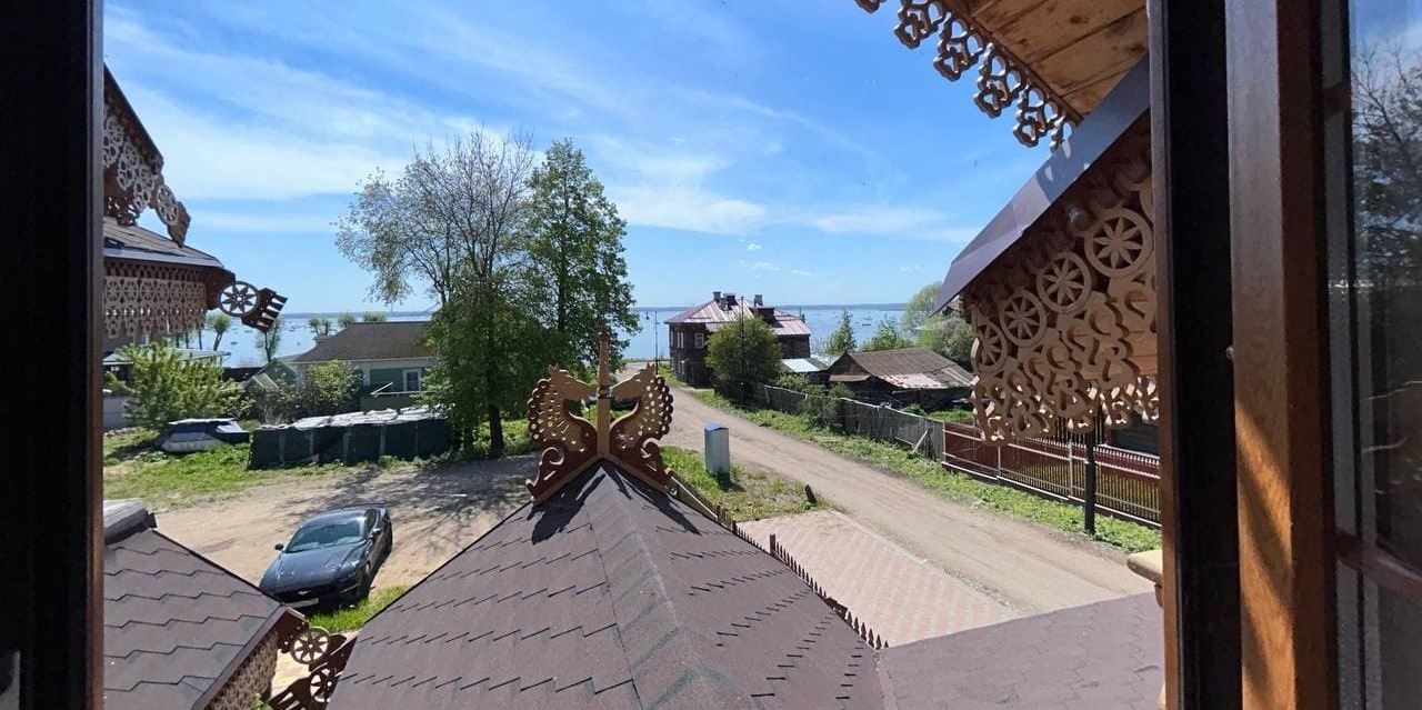 Вид со второго этажа на озеро Неро